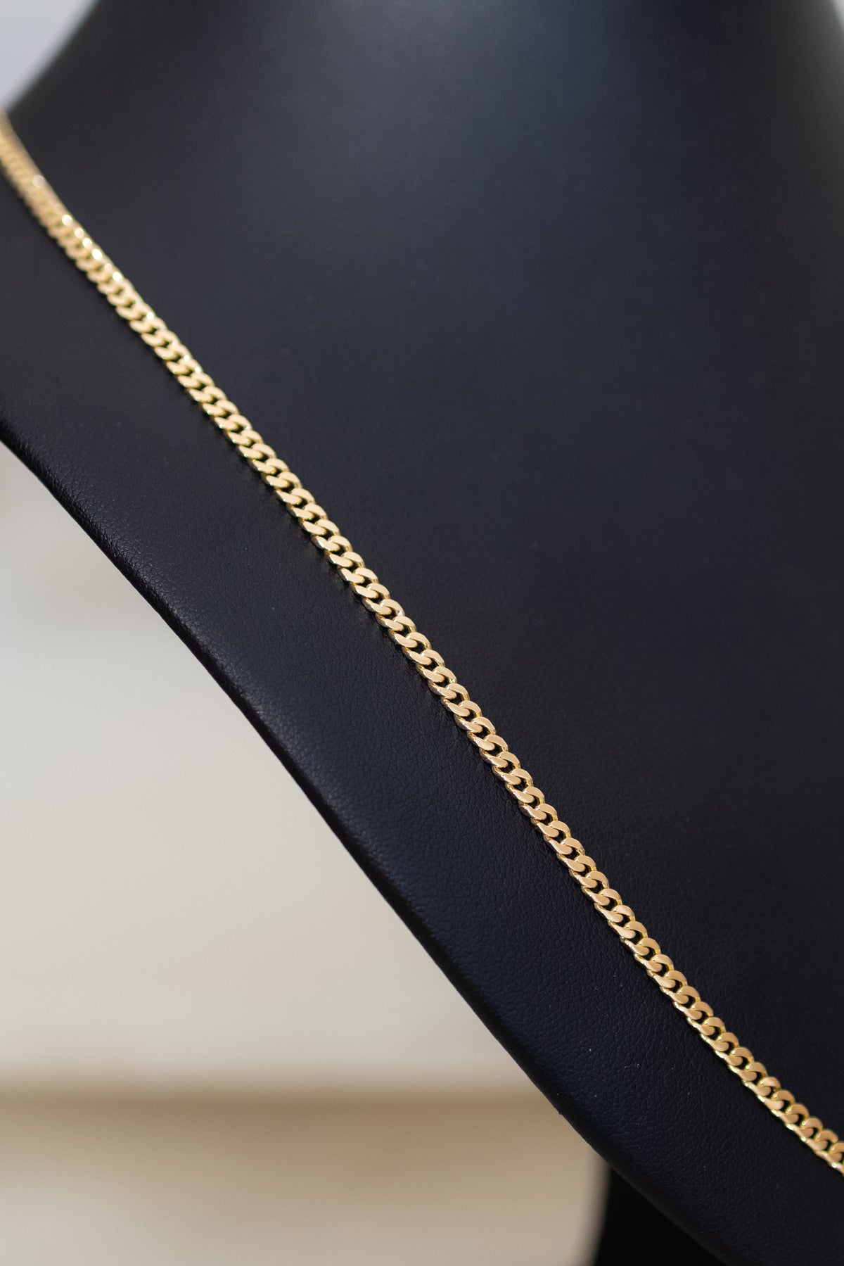 Detail of the hand-soldered 18ct gold Cuban links and their mirror-polished faces