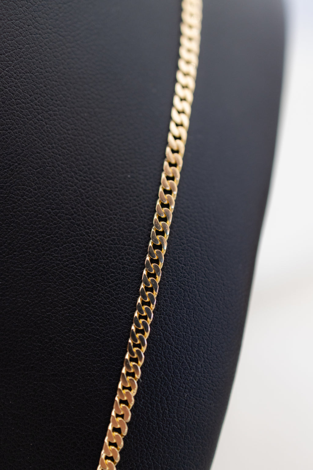 Close-up of the 3.05mm interlocking Cuban links in solid 18ct yellow gold