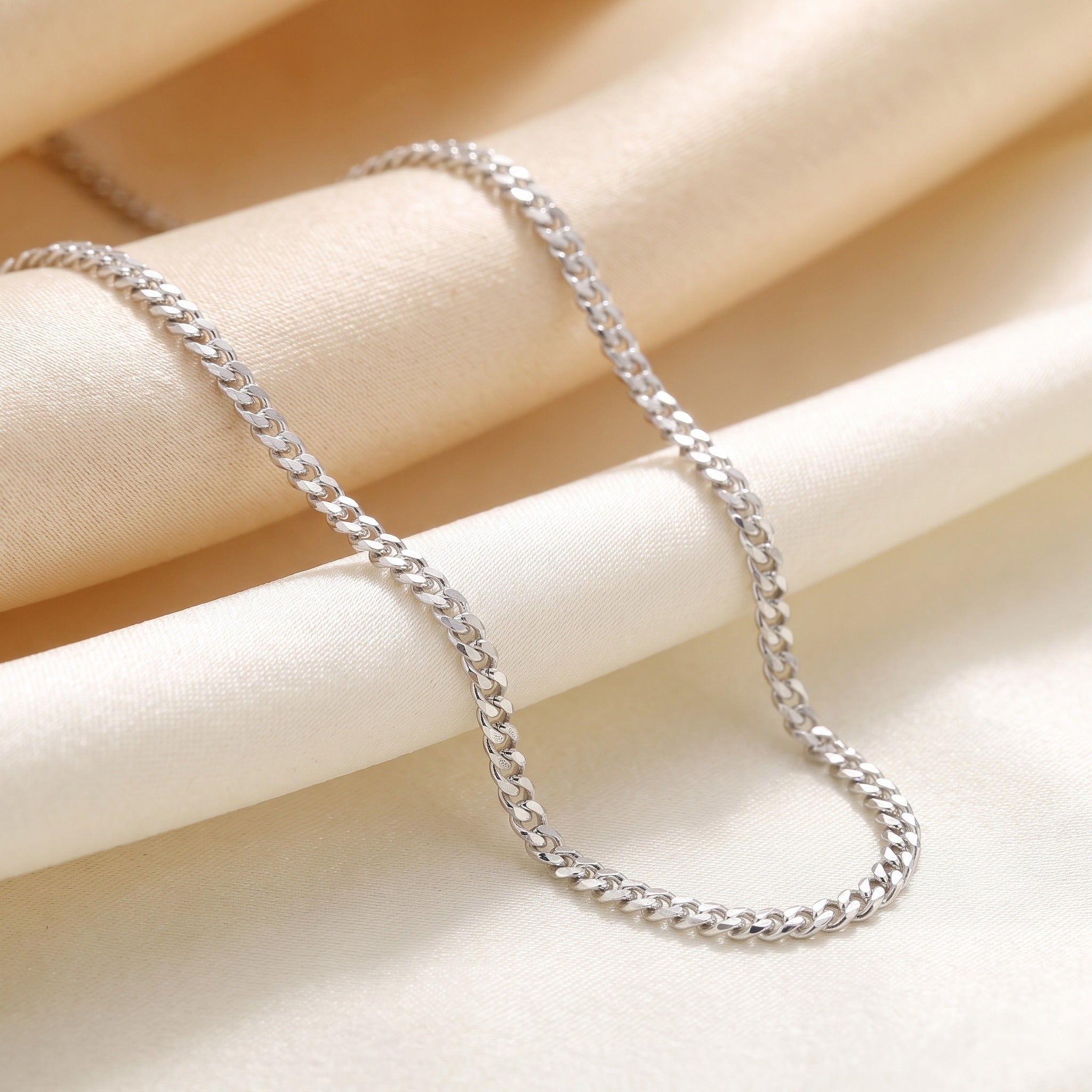 Diamond Cut Curb Chain 2.16mm - White Gold - luxury lifestyle image
