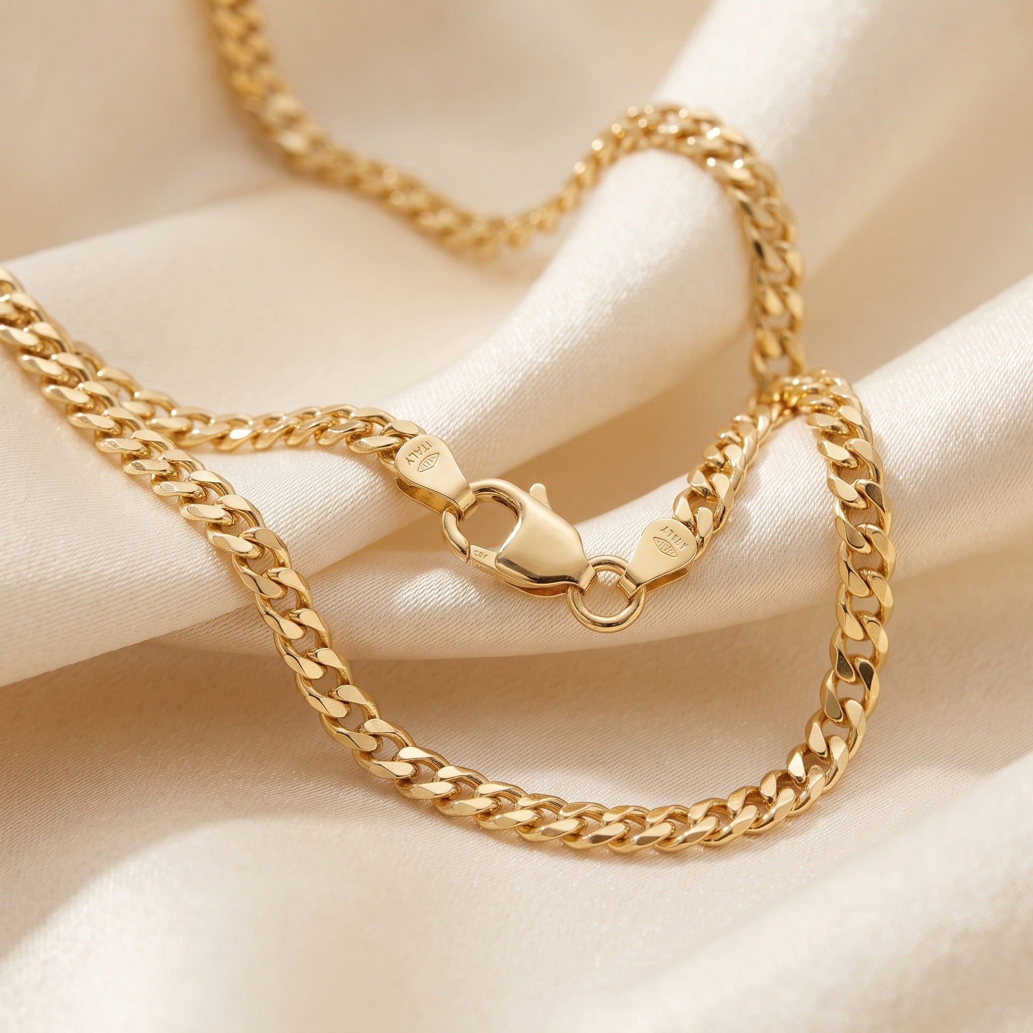 Diamond Cut Curb Chain 2.80mm - Yellow Gold - luxury lifestyle image