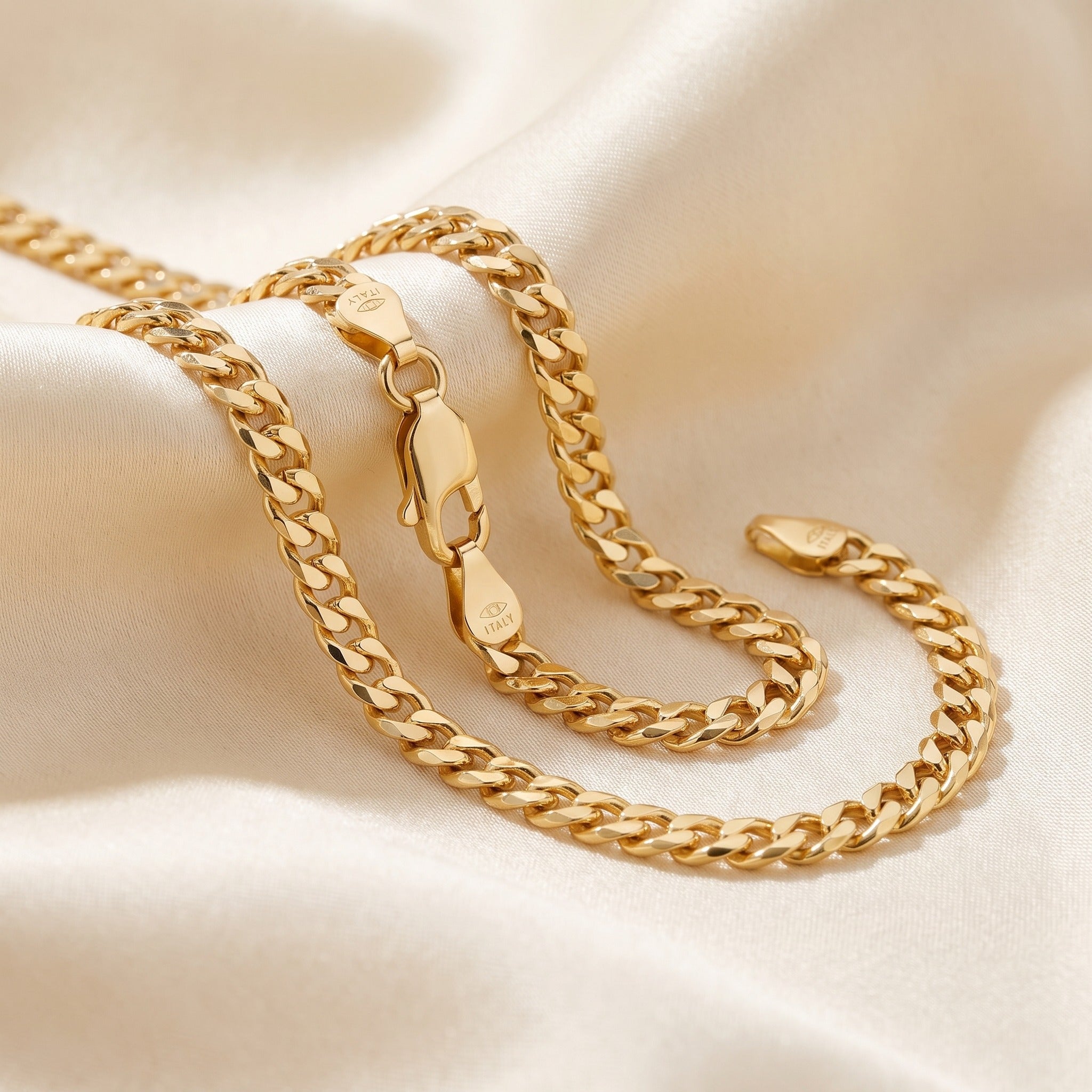 Diamond Cut Curb Chain 4.24mm - Yellow Gold - luxury lifestyle image