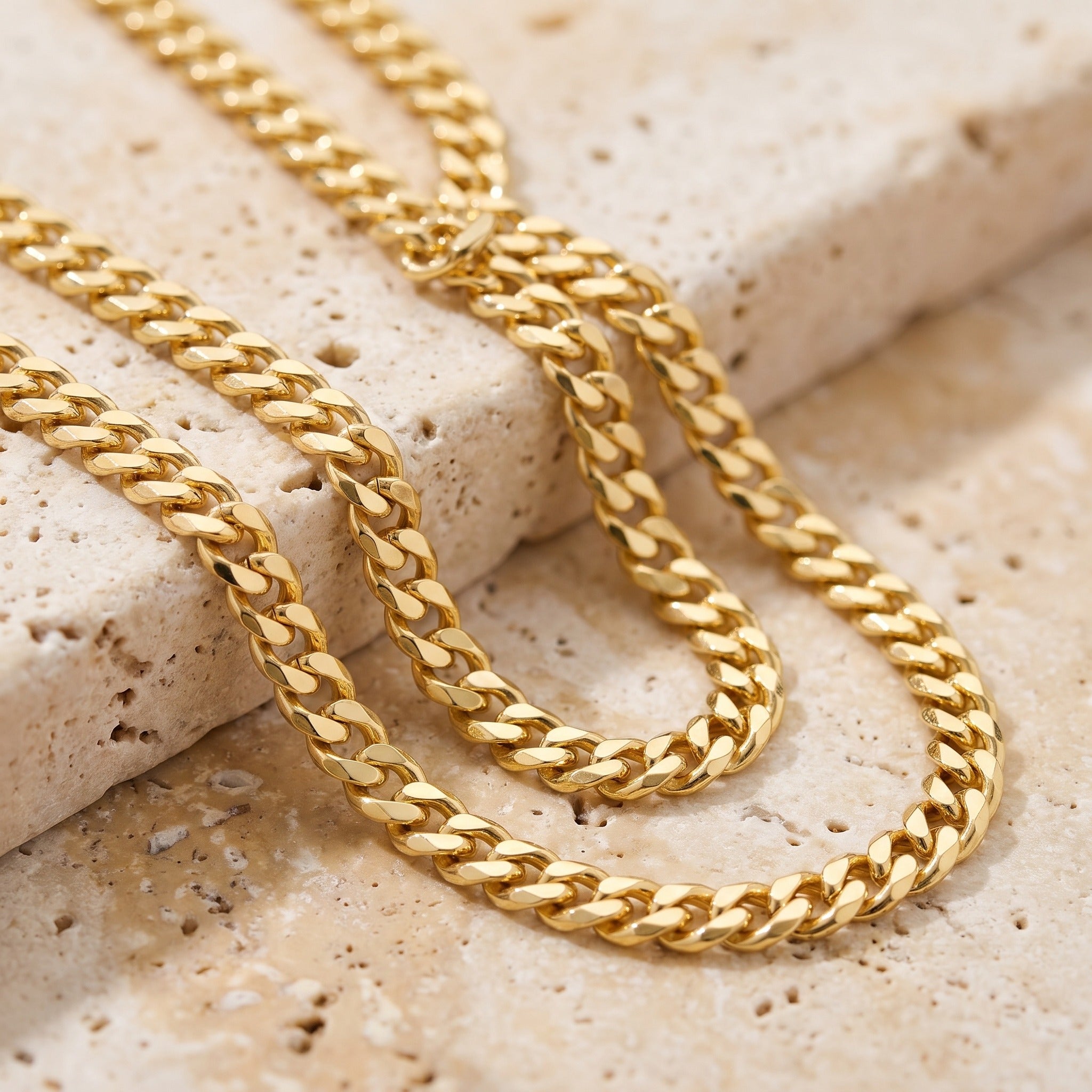 Diamond Cut Curb Chain 5.46mm - Yellow Gold - luxury lifestyle image