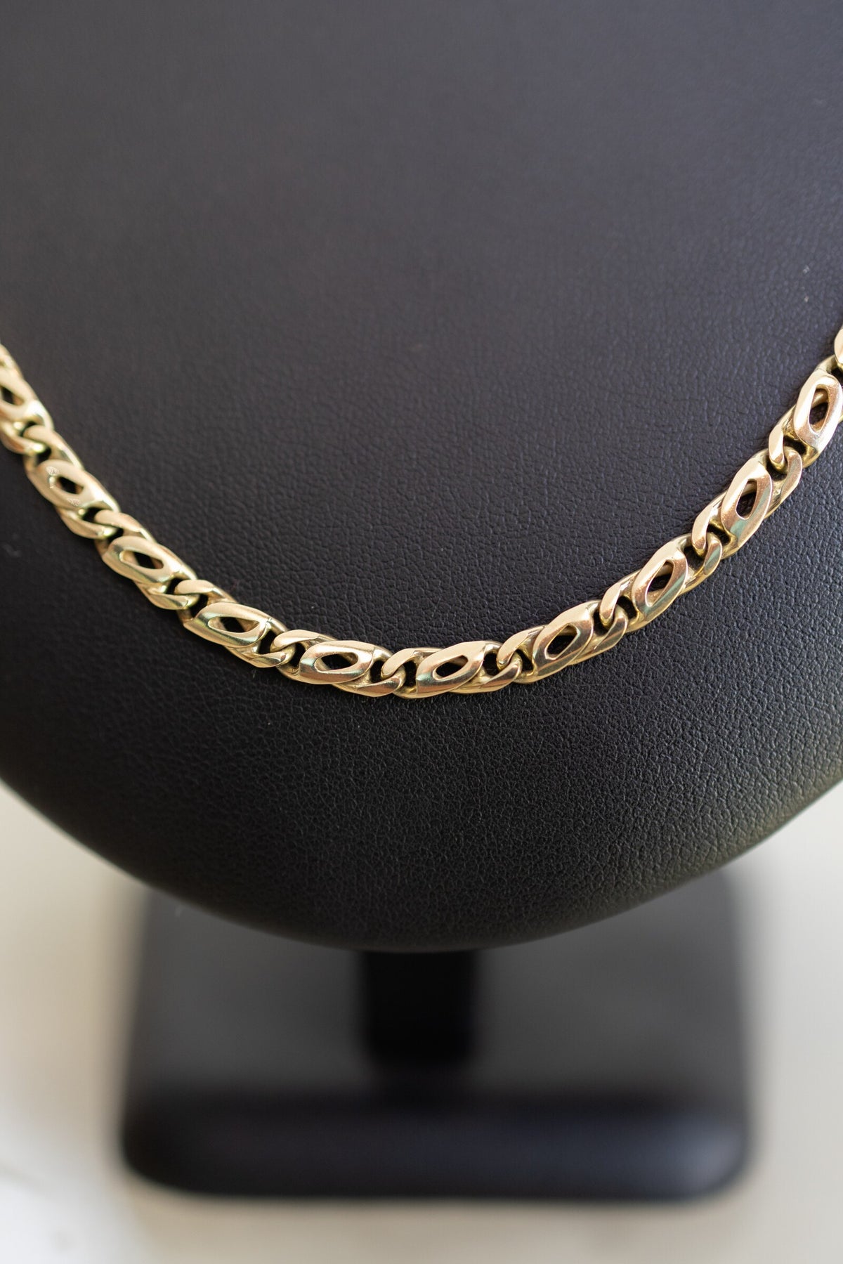 Macro detail of the scrolled birdseye links on the 4.5mm handmade 9ct gold chain