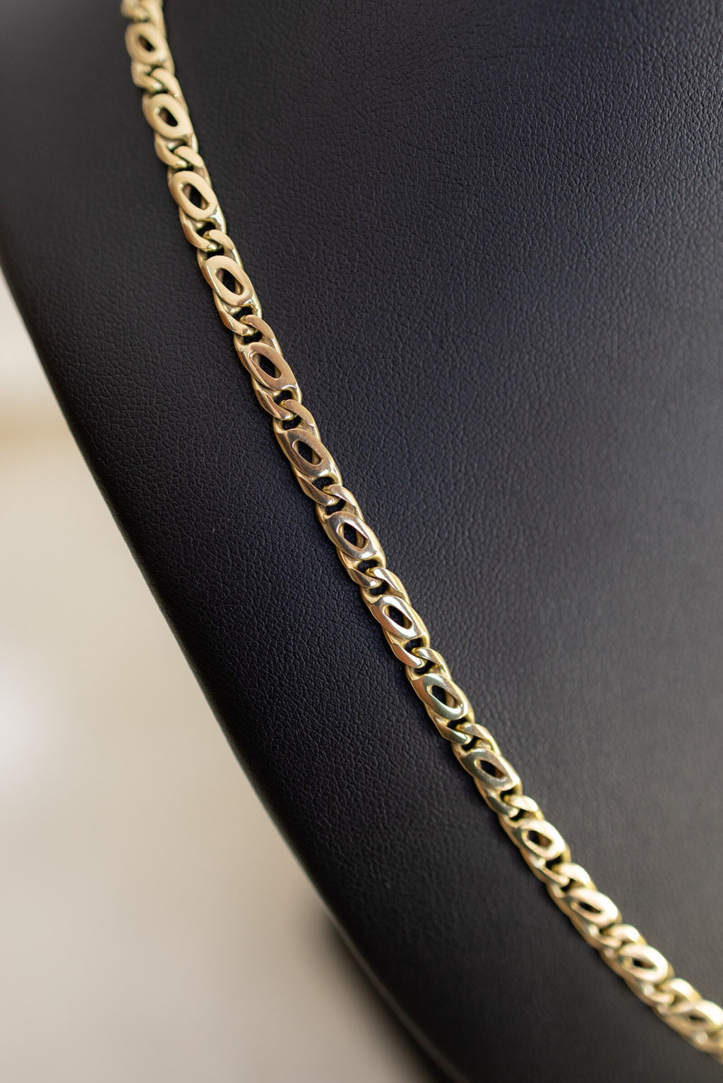 Close view of the open eye pattern in the 4.5mm handmade 9ct gold birdseye chain