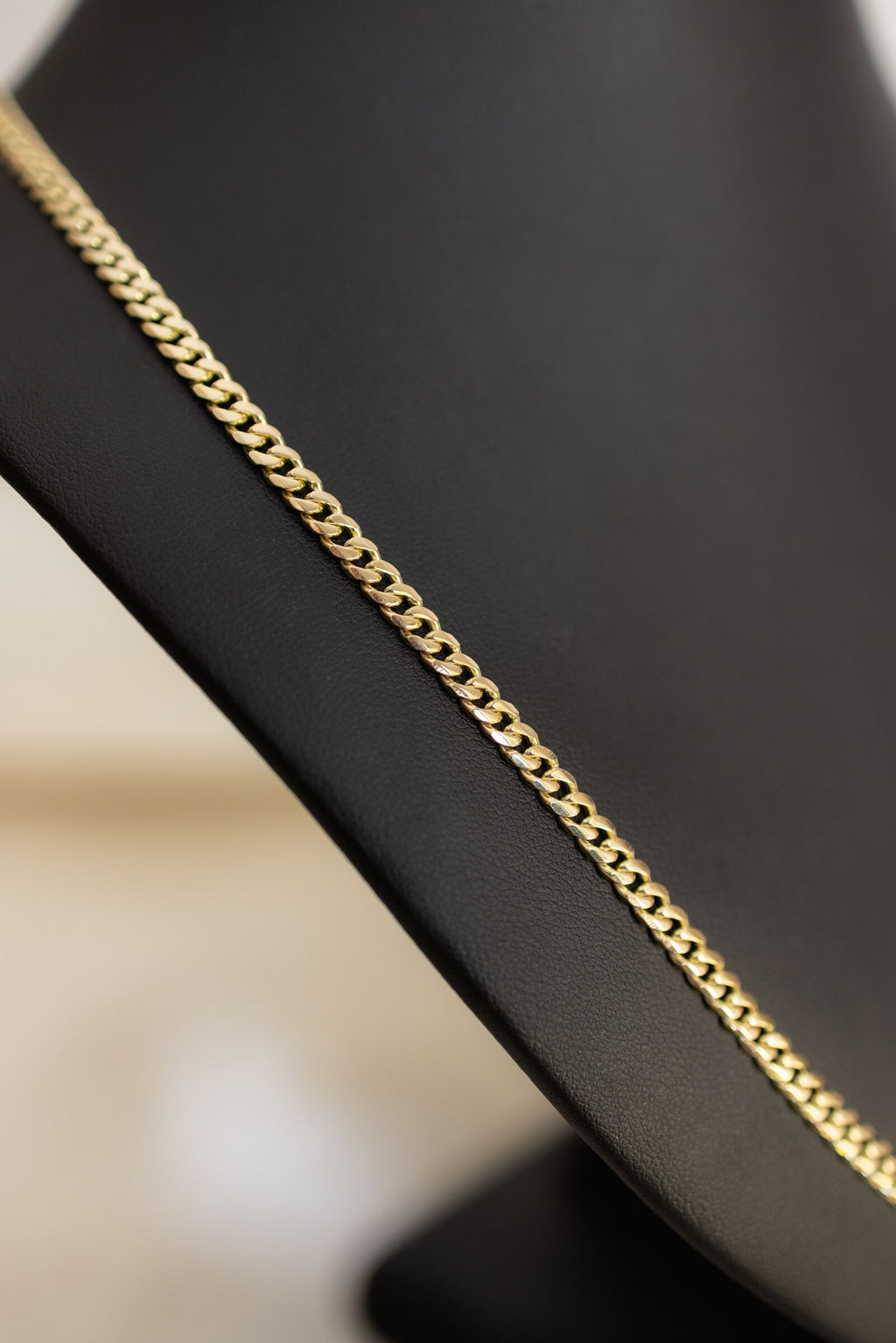 Macro detail of the crisp faceted links on the 4.1mm handmade 9ct gold Cuban chain