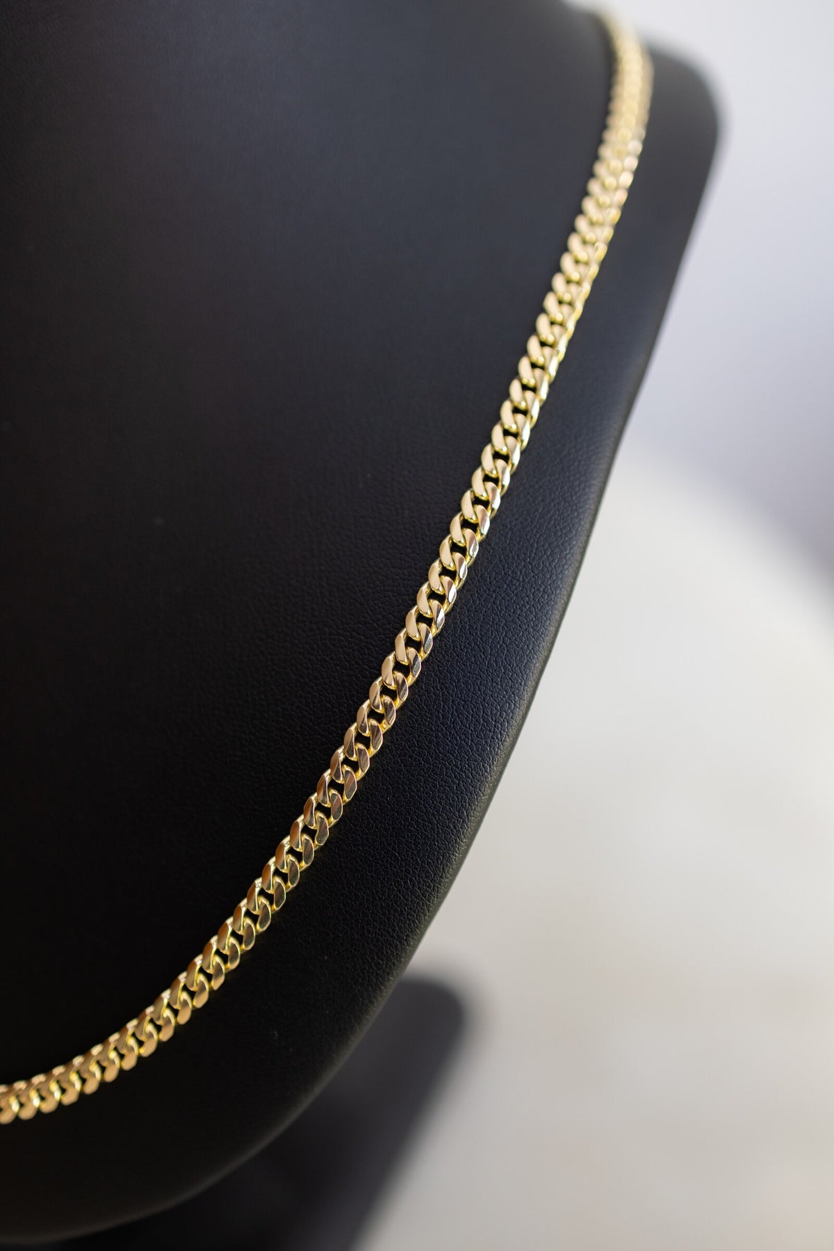 The 4.4mm handmade Cuban link chain in 9ct yellow gold, close detail of the curb links