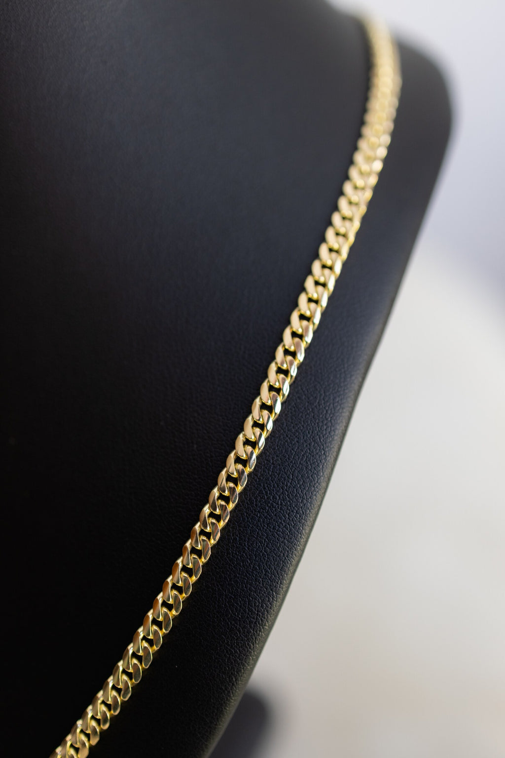 Detail of the rounded polished faces on the 4.4mm handmade 9ct yellow gold chain