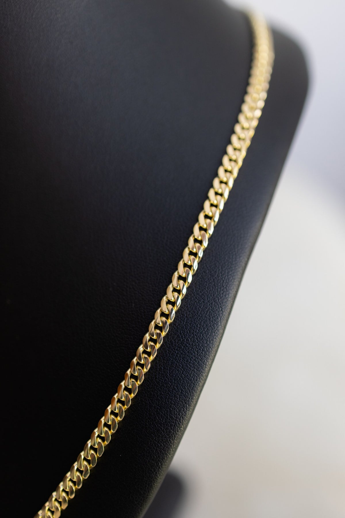 Detail of the rounded polished faces on the 4.4mm handmade 9ct yellow gold chain