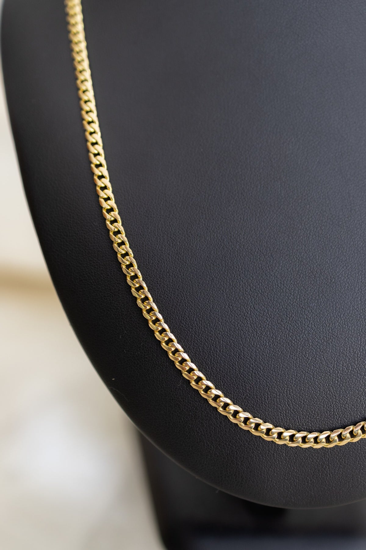 Macro detail of the curb links on the 4mm handmade 9ct yellow gold Cuban chain