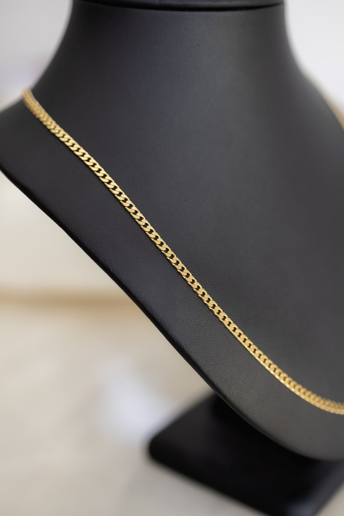 Side view of the 3mm Italian made 9ct yellow gold Cuban link chain